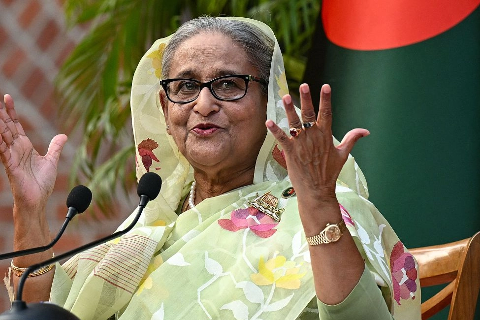 Bangladeş Başbakanı Hasina: Durum düzeldiğinde sokağa çıkma yasağını kaldıracağız haberinin görseli