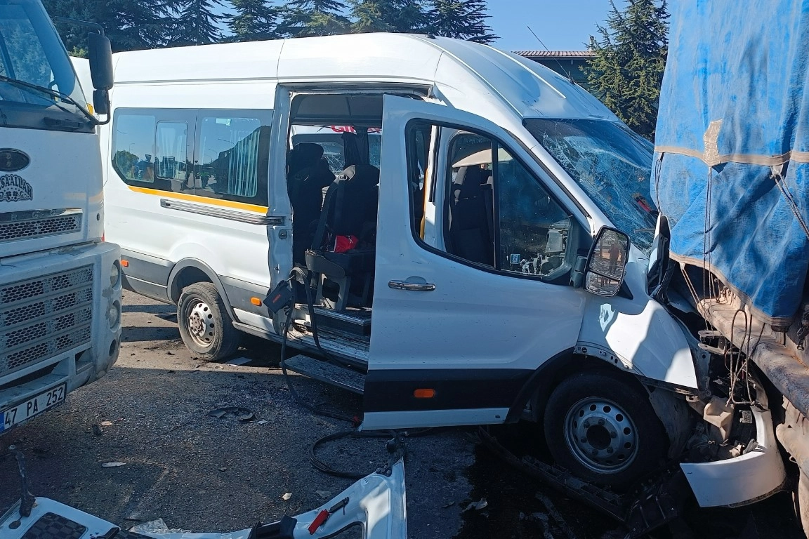 Gaziantep'te feci kaza! İşçi servisleri kafa kafaya çarpıştı - Çok sayıda yaralı var