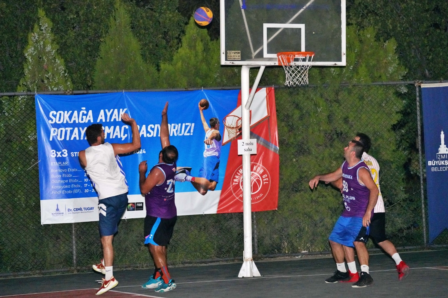 İzmir'de gençlerin basketbol heyecanı