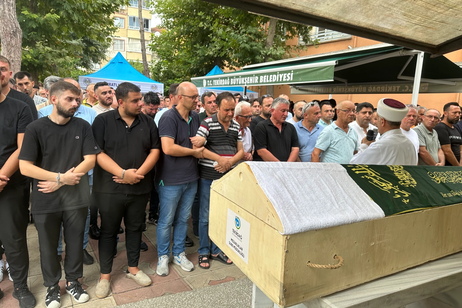 Kazada ölen gençler toprağa verildi haberinin görseli