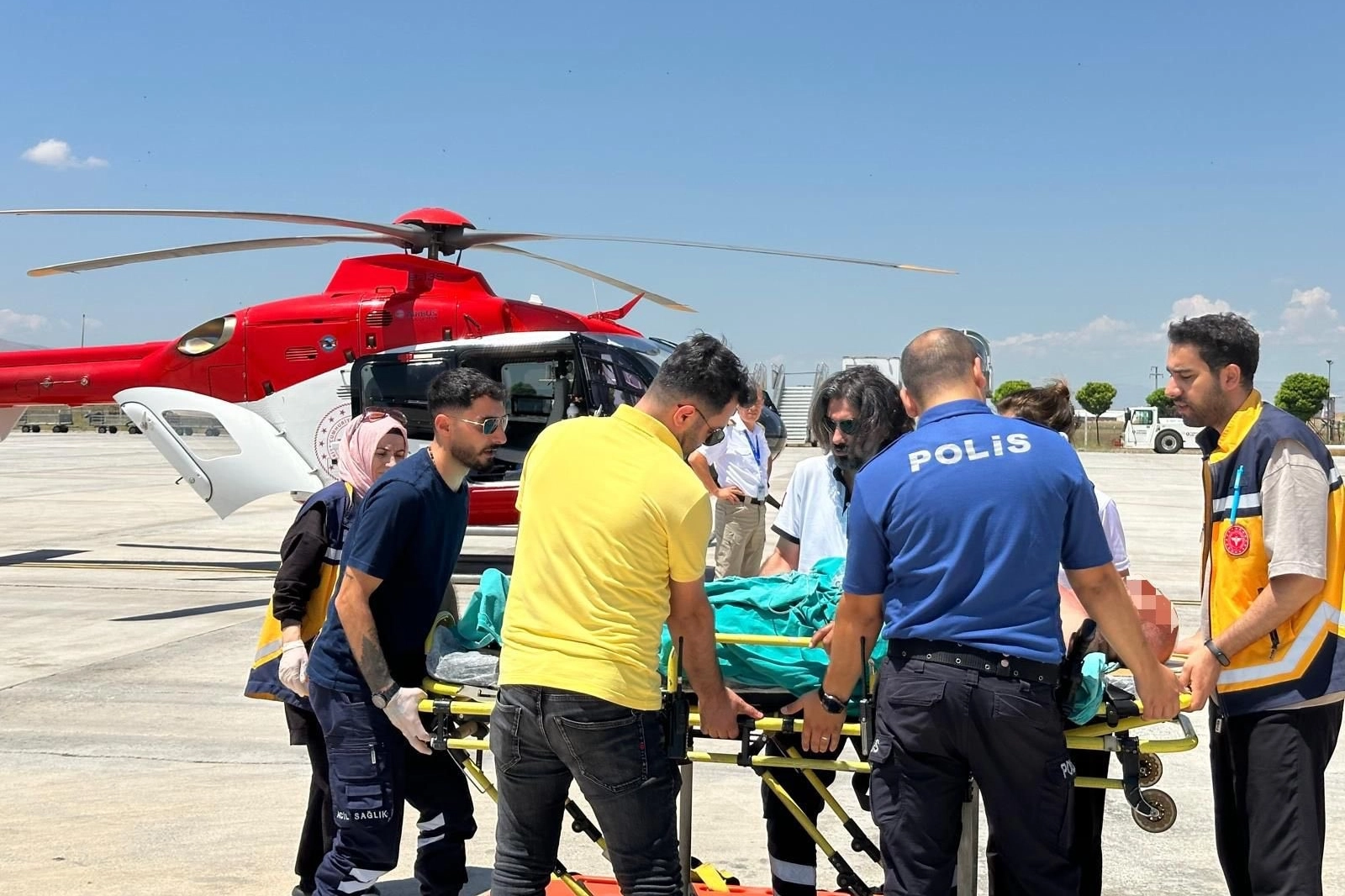 Muş’ta yaşlı adam ambulans helikopterle Adana’ya sevk edildi  