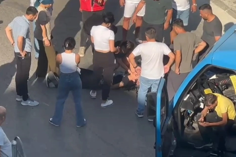 Motosikletli kadının yardımına vatandaşlar koştu haberinin görseli