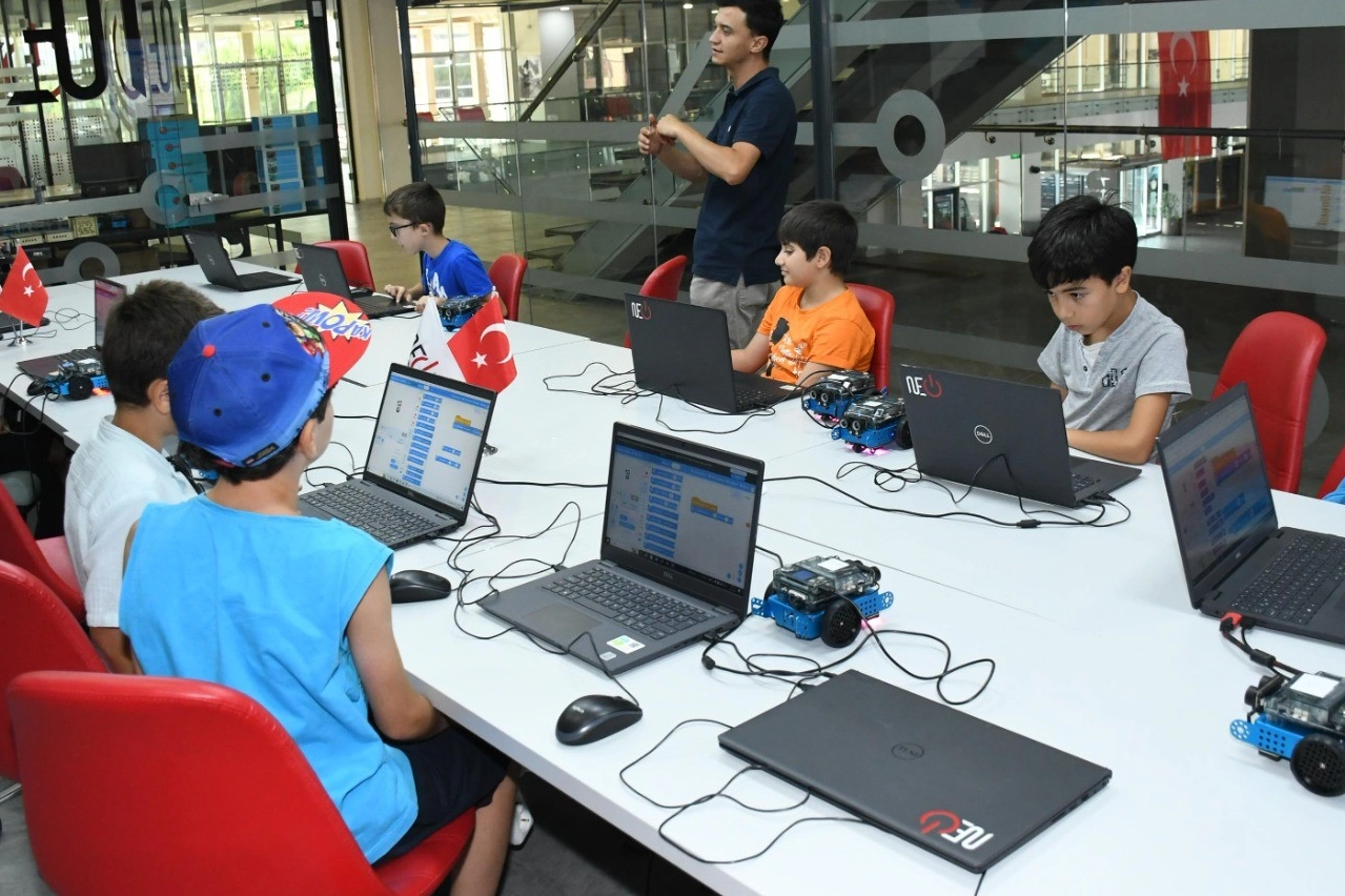 Balıkesirli çocuklar robotik kodlamayı öğreniyor haberinin görseli
