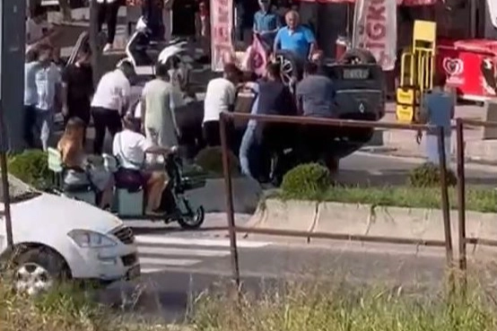 İstanbul'da hayret ettiren kaza: Düz yolda kaldırıma çarpıp devrildi haberinin görseli