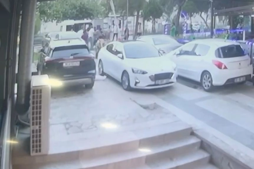 İzmir'de park yeri çatışmasından yeni görüntüler ortaya çıktı haberinin görseli
