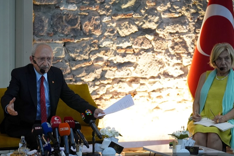 Kılıçdaroğlu, İzmir'de panele katıldı haberinin görseli