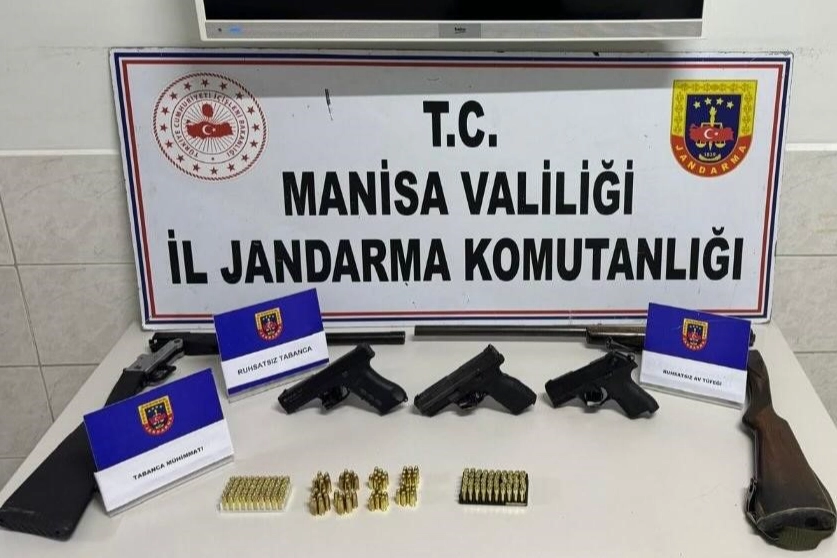 Manisa polisi suçlulara göz açtırmıyor: Ruhsatsız tabanca ve tüfeklerle yakalandı haberinin görseli