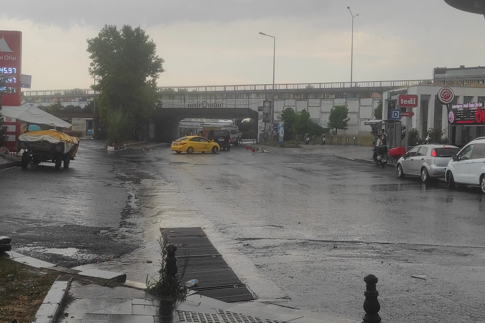 Tekirdağ'da rögar taştı, cadde sular altında kaldı haberinin görseli