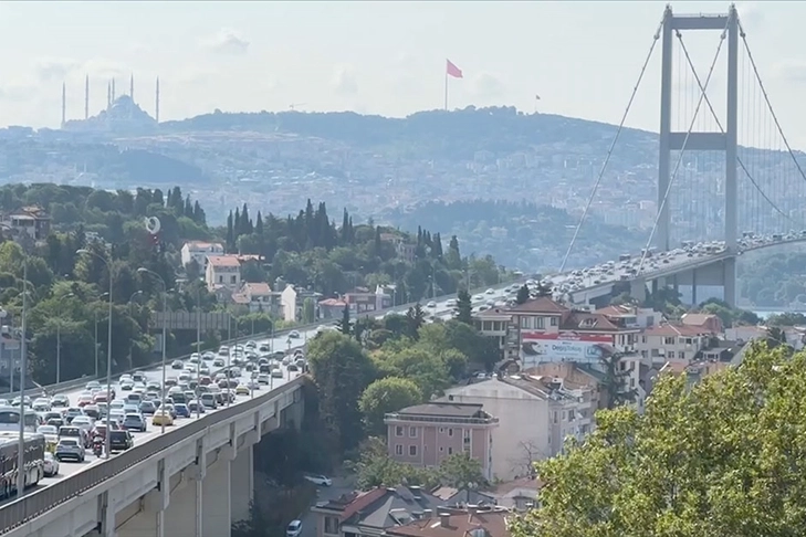 15 Temmuz Şehitler Köprüsü'nde kaza: Motosiklet sürücüsü yaralandı