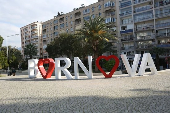 İzmir Bornova'da üzerinde iş yerleri olan taşınmaz icradan satılık