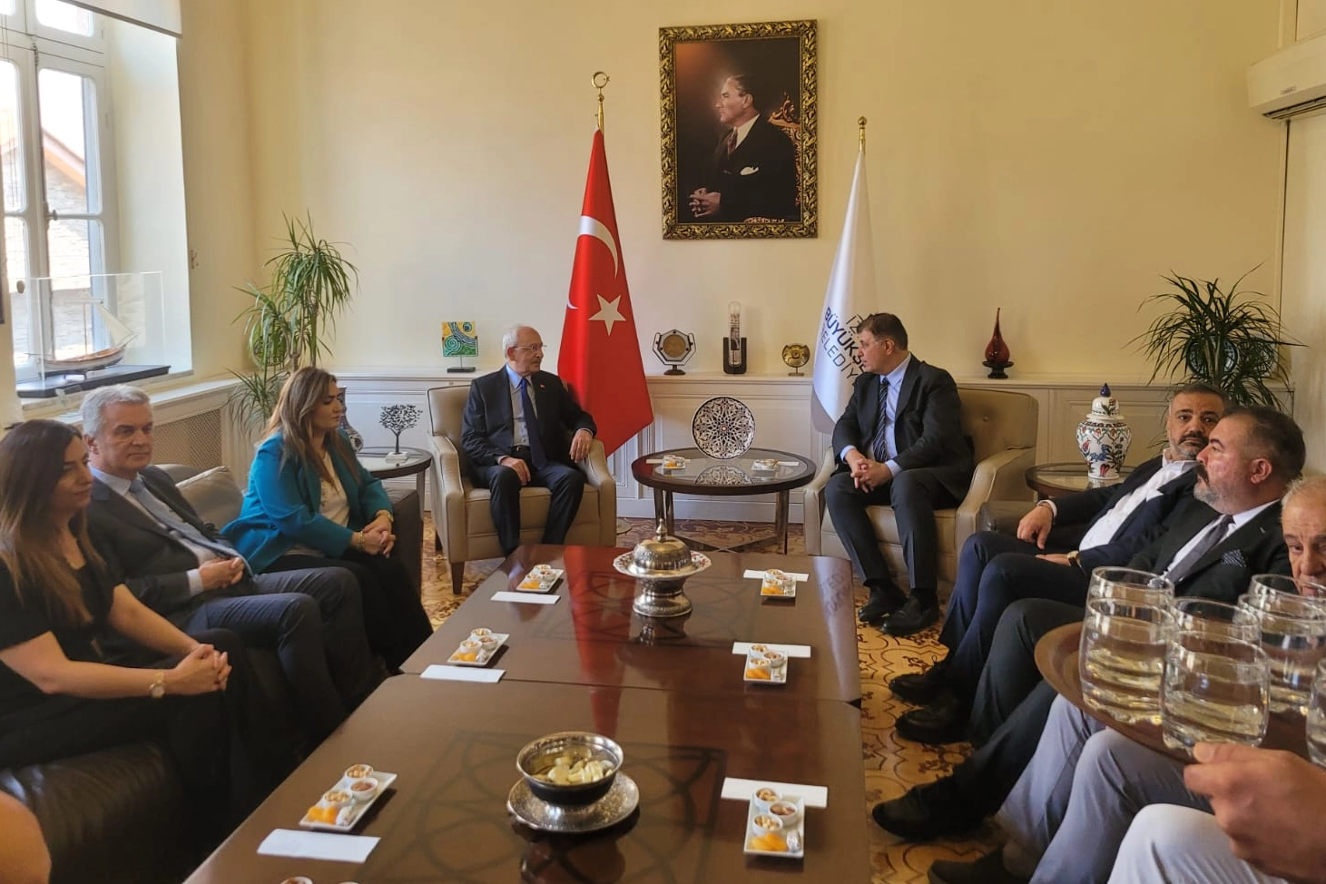 Kemal Kılıçdaroğlu'ndan Cemil Tugay'a ziyaret haberinin görseli