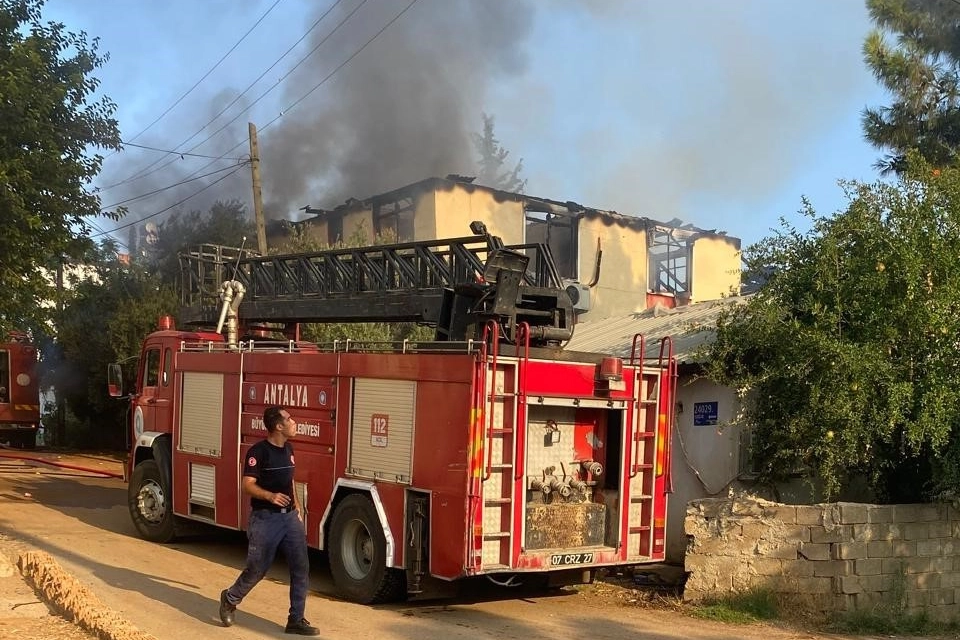 Pazar alışverişine giden baba ve oğlunun evleri küle döndü haberinin görseli