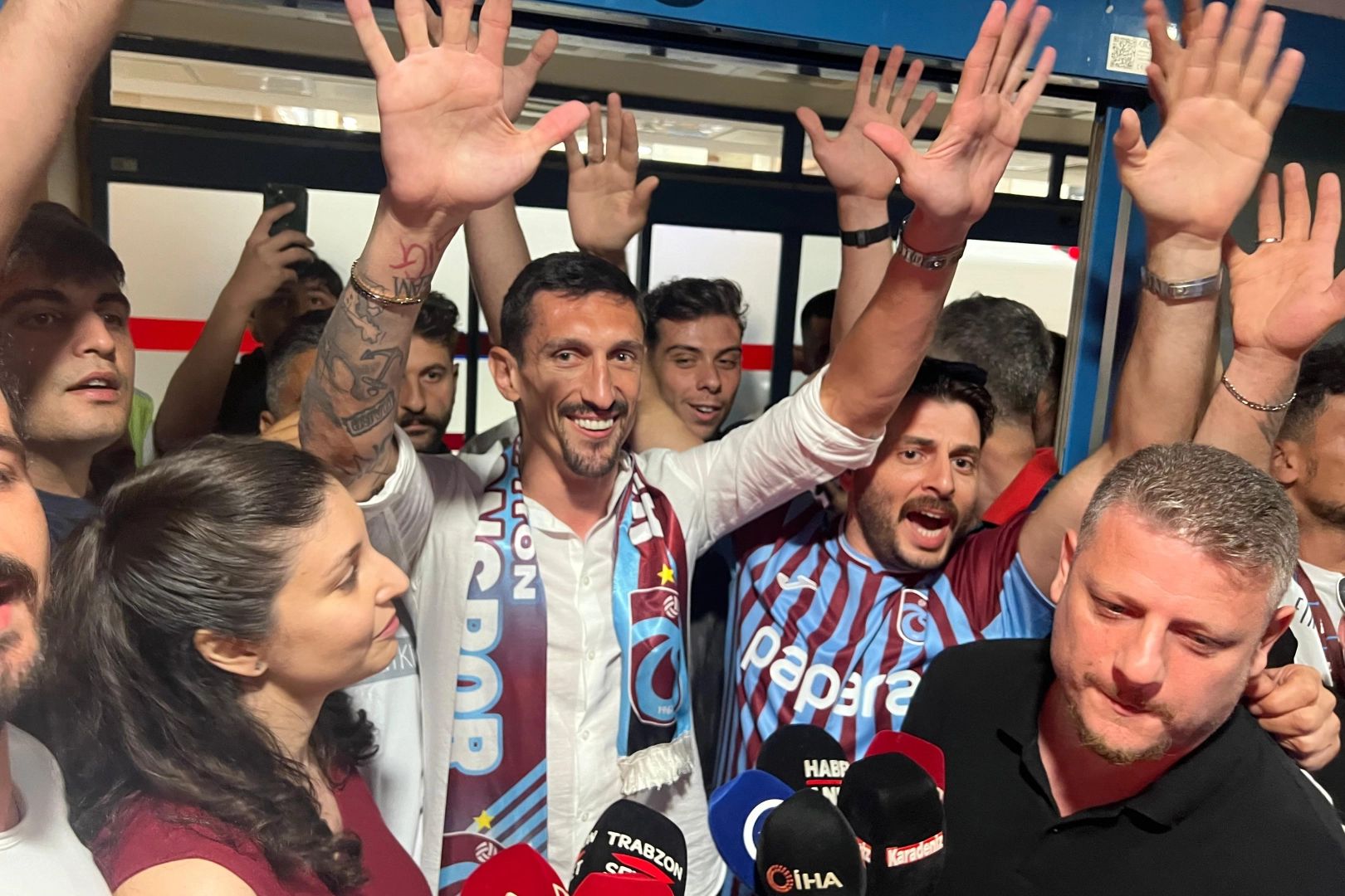 Savic'e taraftarlardan coşkulu karşılama haberinin görseli