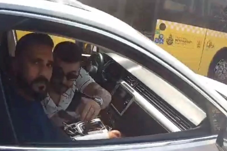 Trafikte tartıştığı motosiklet sürücüsüne silah çekti haberinin görseli