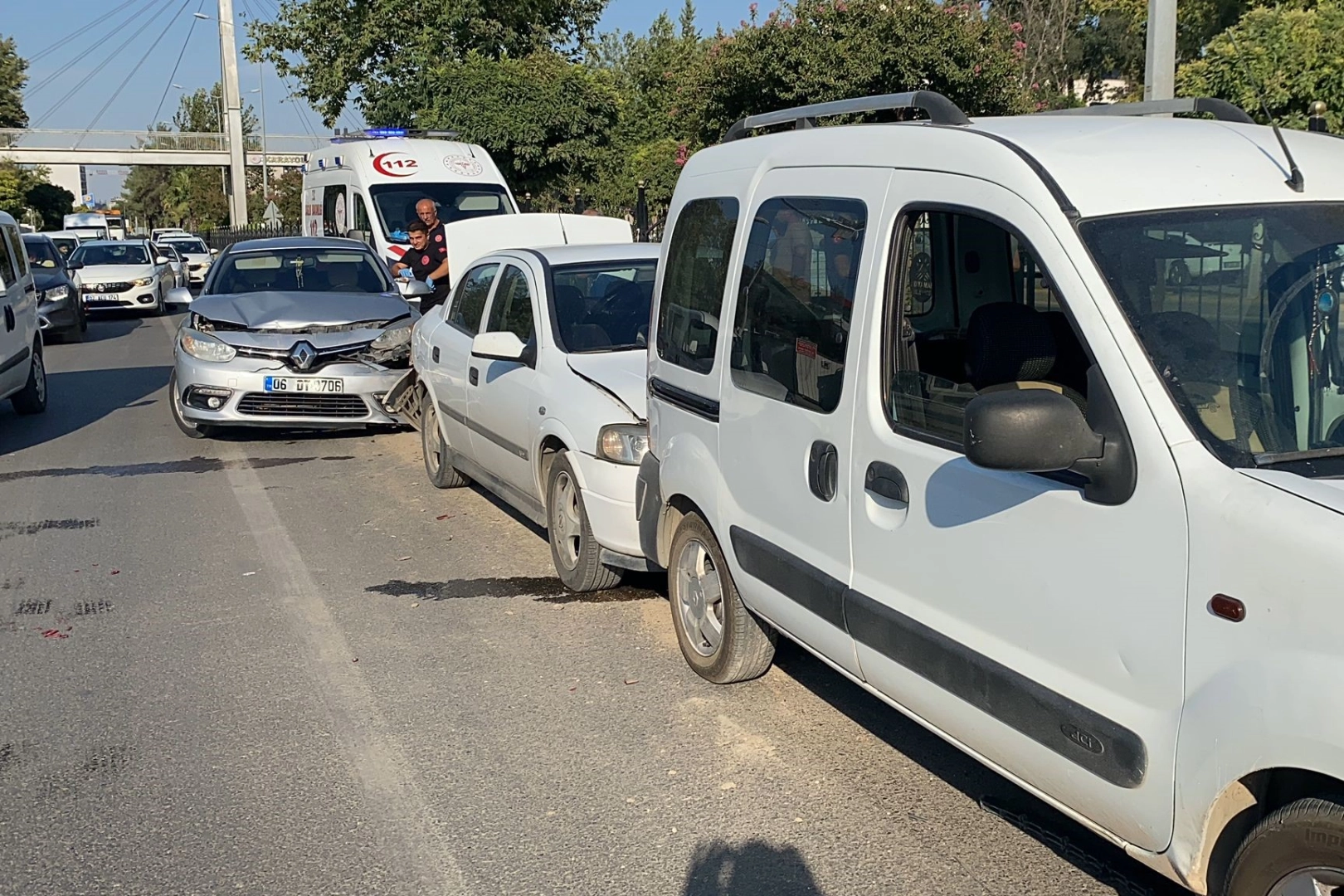 Yayaya yol verince zincirleme kaza oldu haberinin görseli