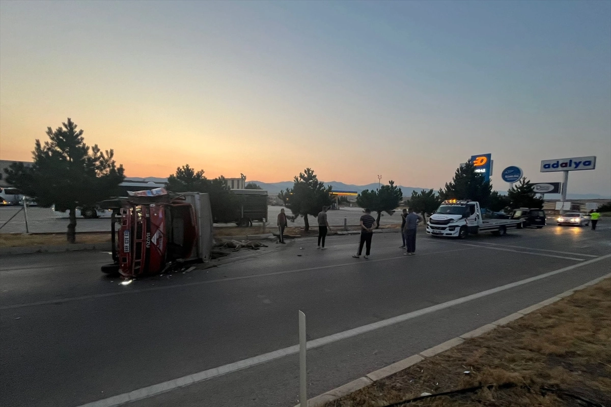 Afyonkarahisar'da kaza: Kamyonet ile hafif ticari araç çarpıştı