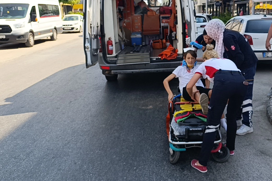 Antalya'da kaza: Otomobil yola fırlayan çocuğa çarptı  