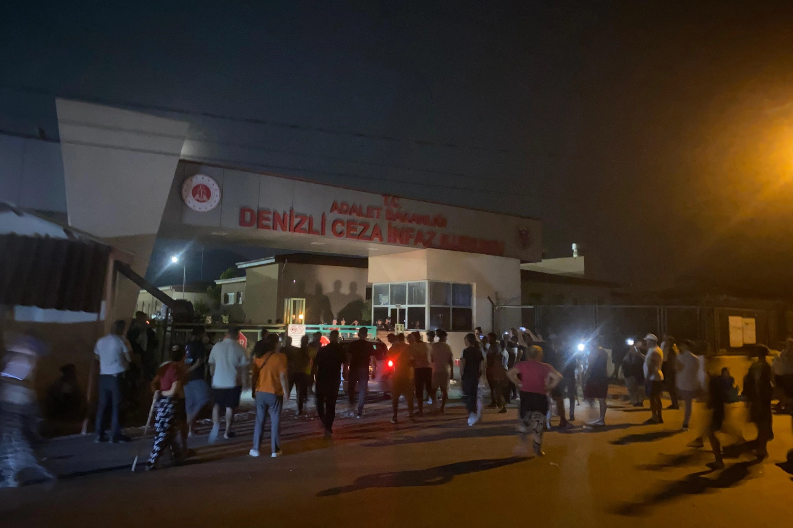 Denizli'deki cezaevinde gıda zehirlenmesi skandalı: Sosyal medyada yayılan ölüm haberleri aileleri sokağa döktü haberinin görseli