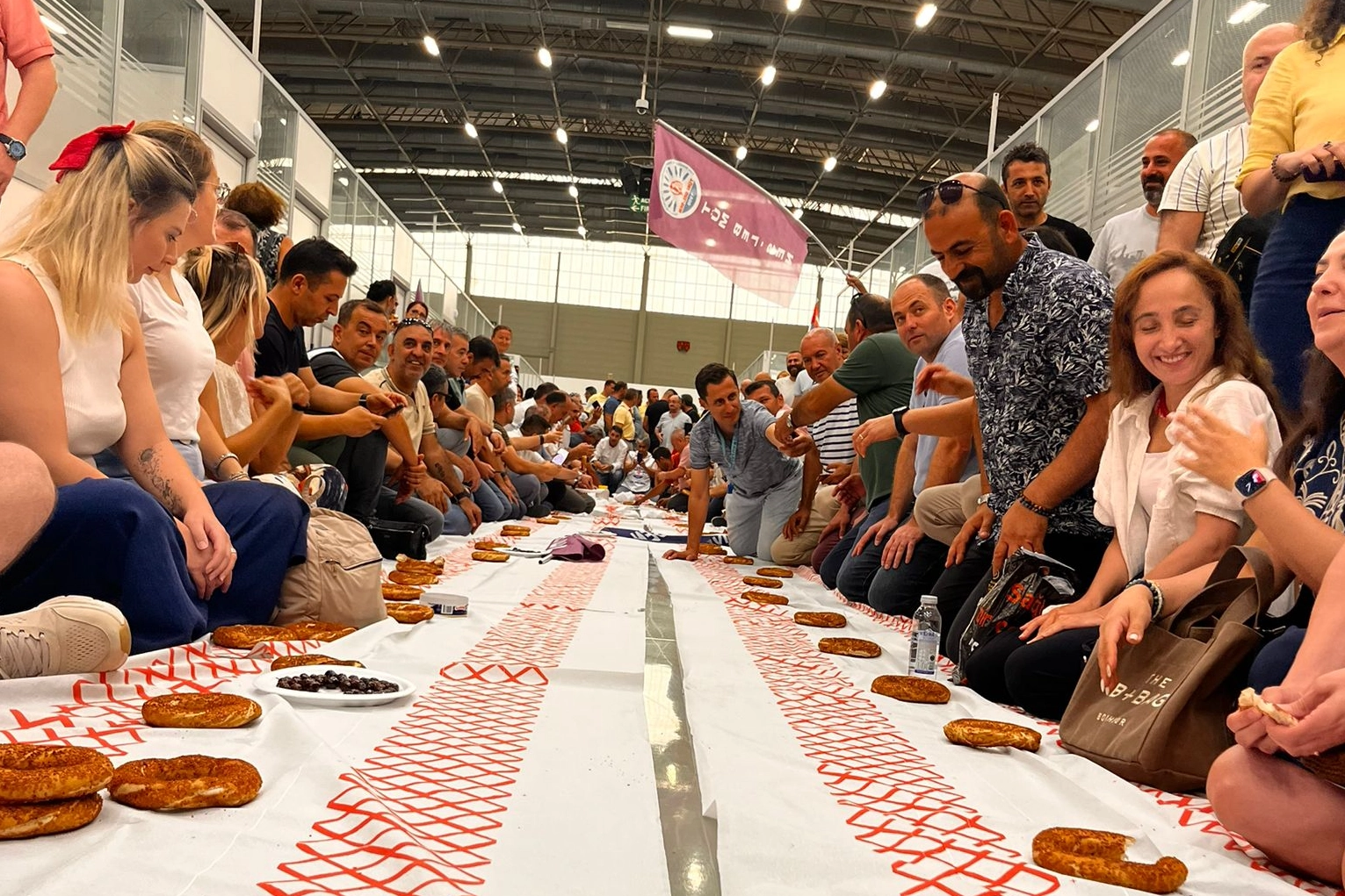 İzmir Büyükşehir'de memurlar eylemlerine devam ediyor