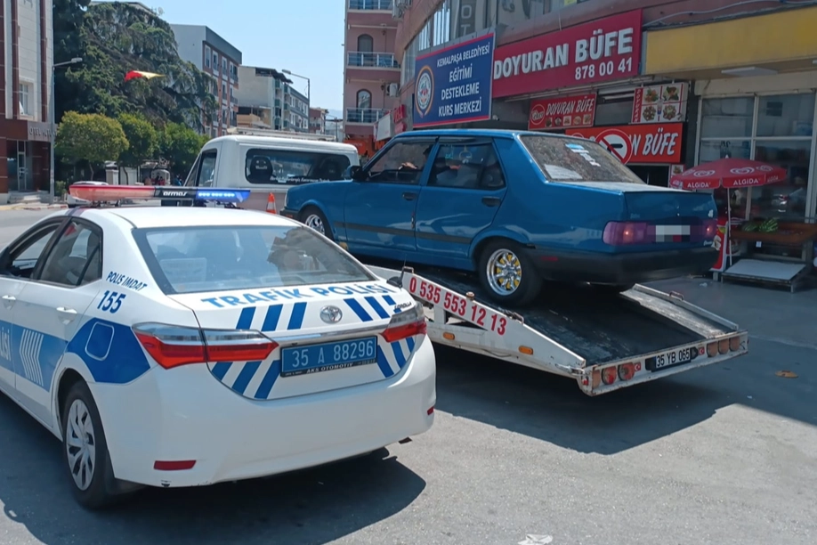 İzmir'de abartılı egzoz kullanılan otomobil trafikten men edildi