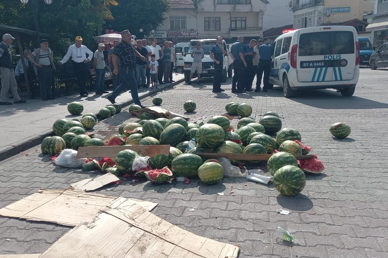 Karpuz satışı için izin verilmeyen vatandaş sinir krizi geçirdi haberinin görseli