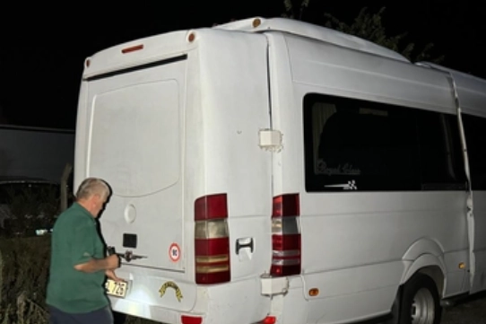 Minibüsün gizli bölmesinde 12 kaçak  yakalandı! haberinin görseli