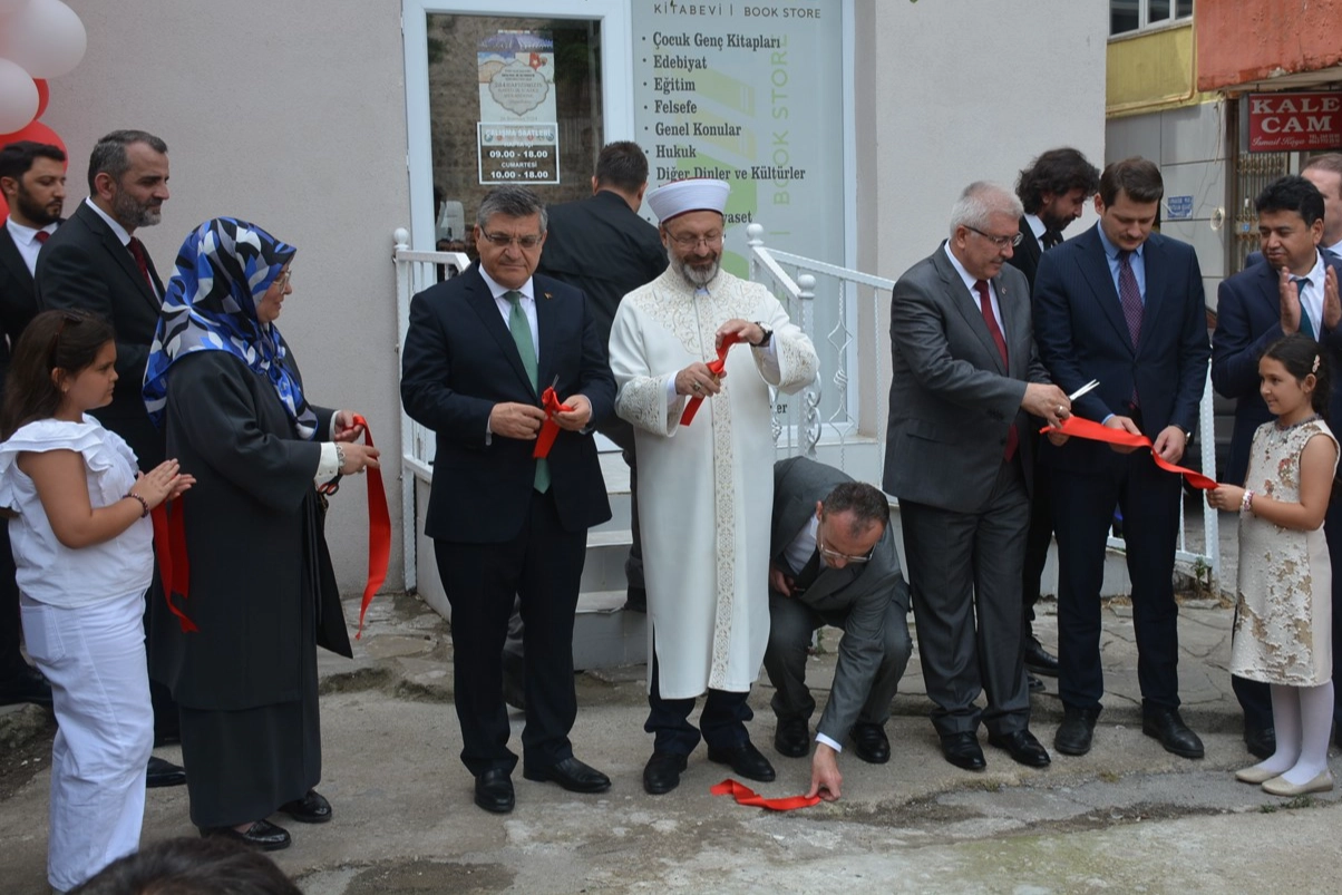 Diyanet İşleri Başkanı Erbaş: Filistin’de, Gazze’de zalim siyonistler Müslümanları katlediyor. Buna kim engel olacak? Bizler engel olacağız haberinin görseli
