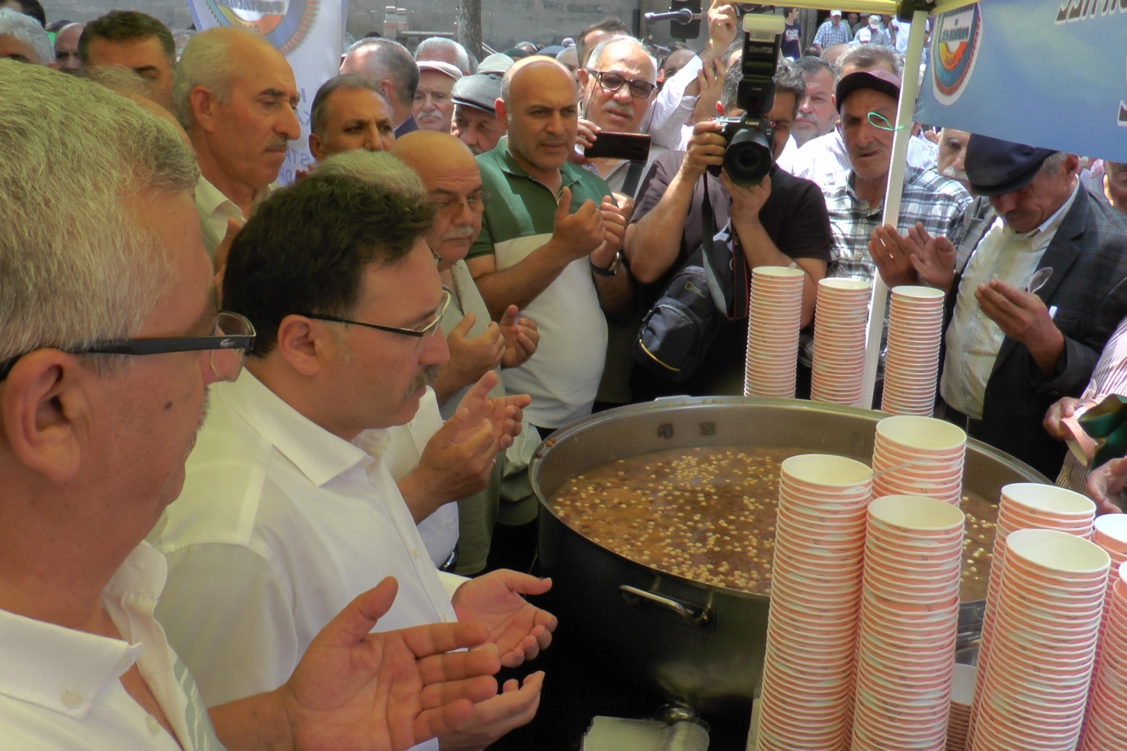 Kayseri'de binlerce kişiye aşure ikramı