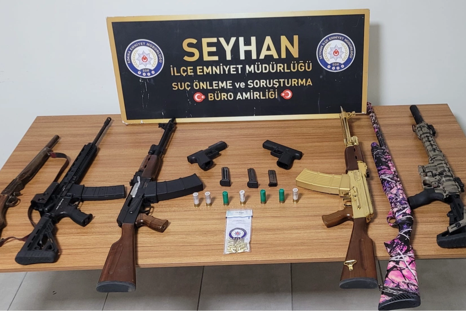 Adana'da havaya ateş açıp, sosyal medyadan paylaşan 4 kişi yakalandı haberinin görseli