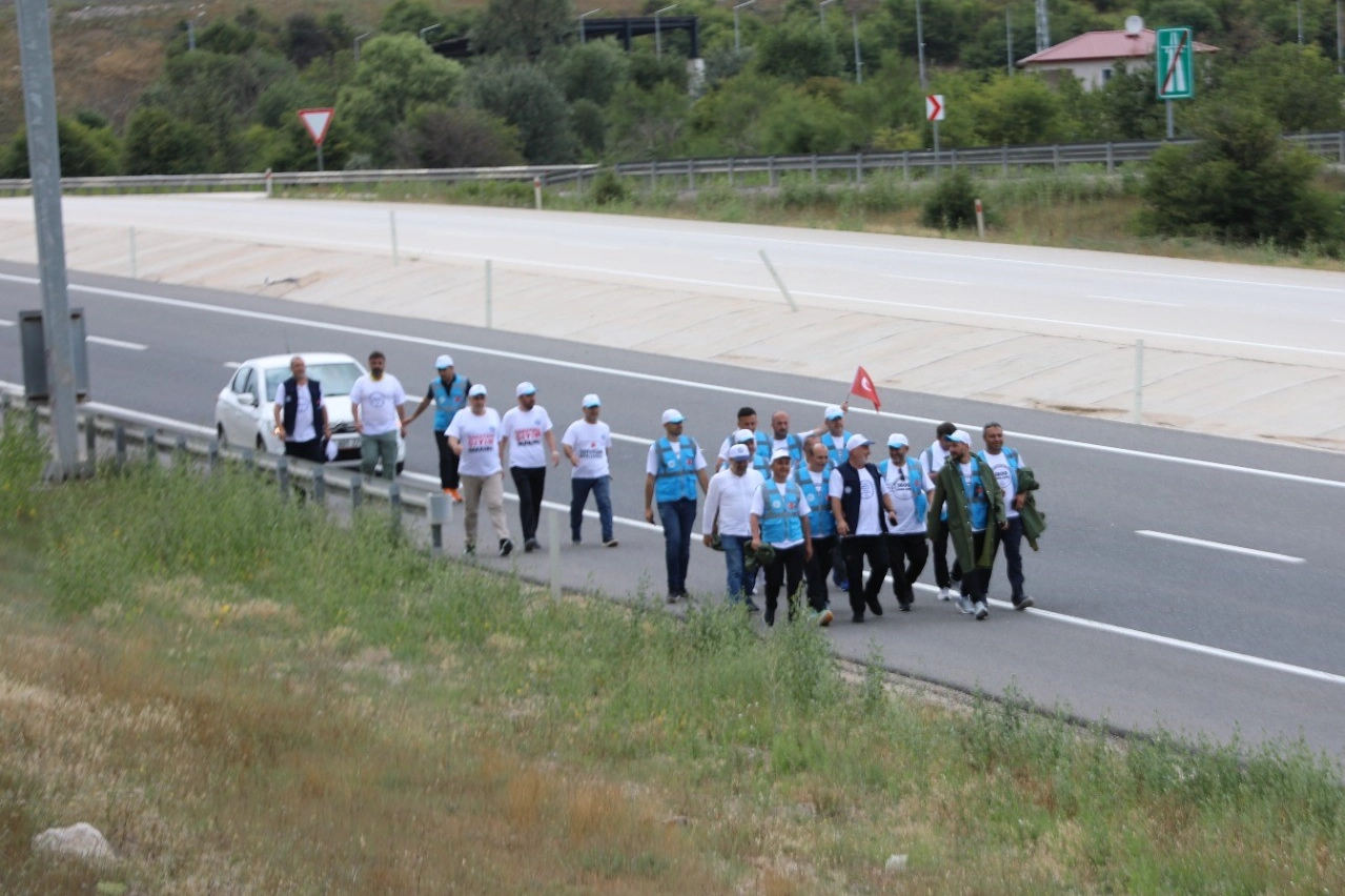 Büro Memur-Sen'in Bolu'dan Ankara'ya yürüyüşü sürüyor haberinin görseli