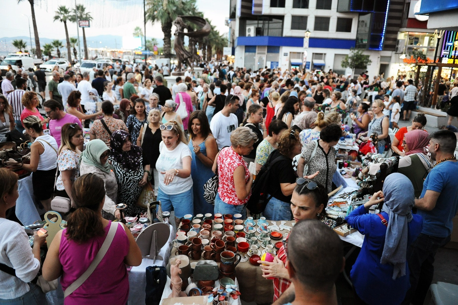 Karşıyaka Çarşısı El Emeği Gece Pazarı’na ilgi yoğundu