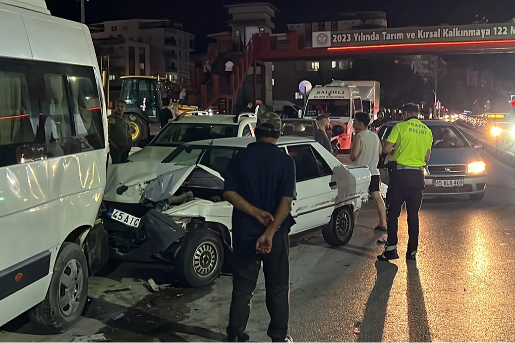 Manisa'da zincirleme kaza: Çok sayıda yaralı var