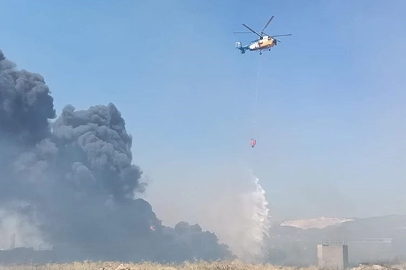 Mersin'de eski kağıt fabrikası alanında çıkan yangına müdahale ediliyor