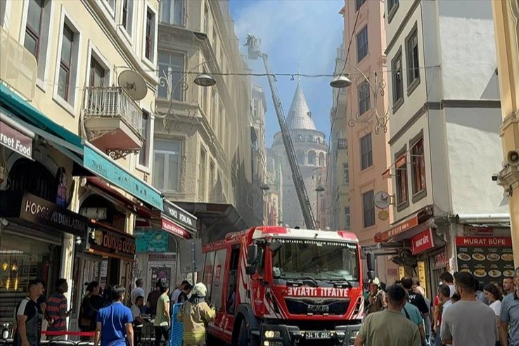 Beyoğlu'nda 4 katlı otelin çatısında çıkan yangın söndürüldü