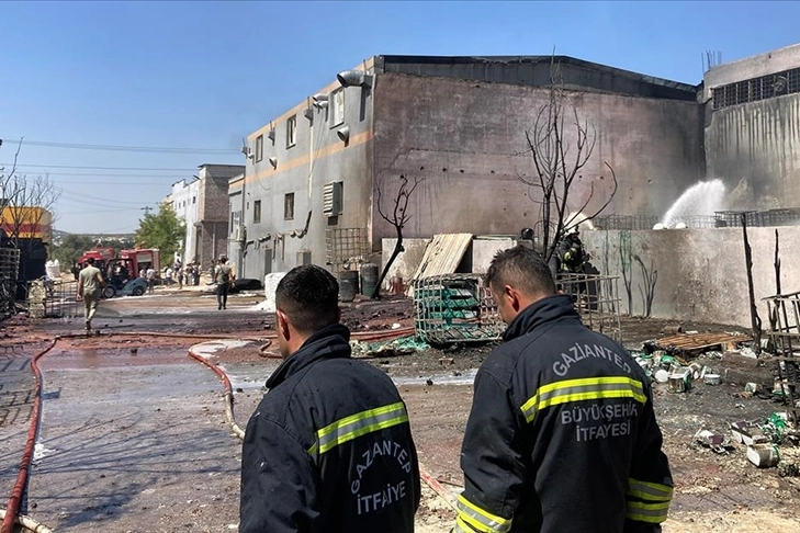 Gaziantep'te boya fabrikasında çıkan yangın söndürüldü haberinin görseli