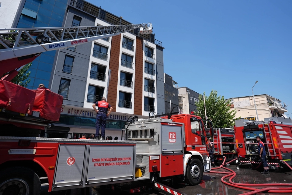 İzmir'de sendika binasında yangın!