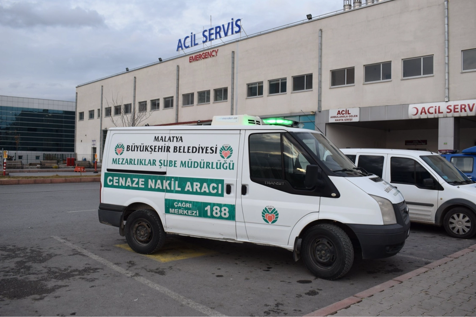 Malatya'da kaza: Karşıdan karşıya geçmeye çalışırken ambulans çarptı haberinin görseli