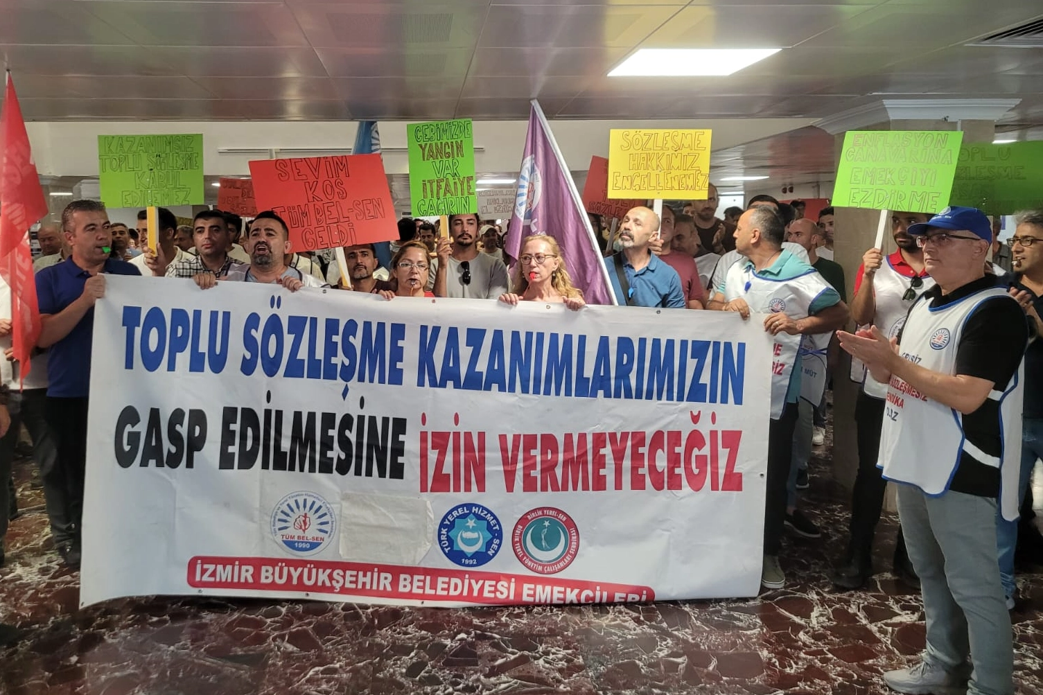 İzmir'de memurlar eylemlerine devam ediyor