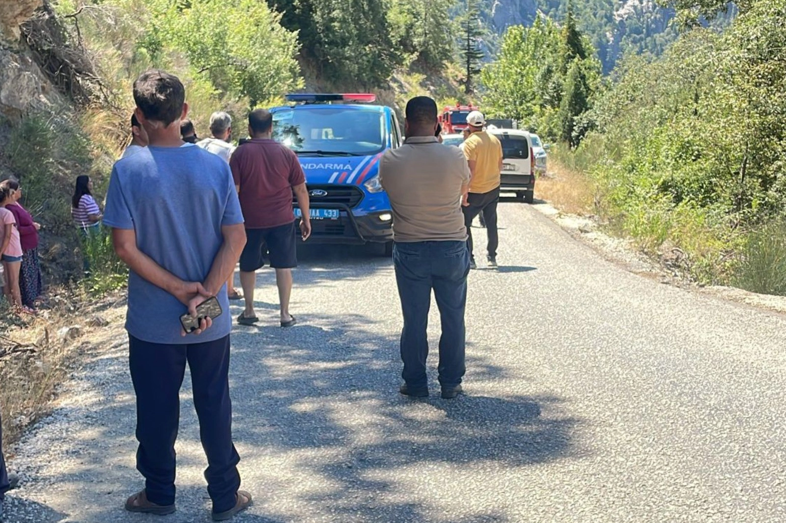 Antalya’da yayla yolunda kaza: Kamyonet uçuruma yuvarlandı