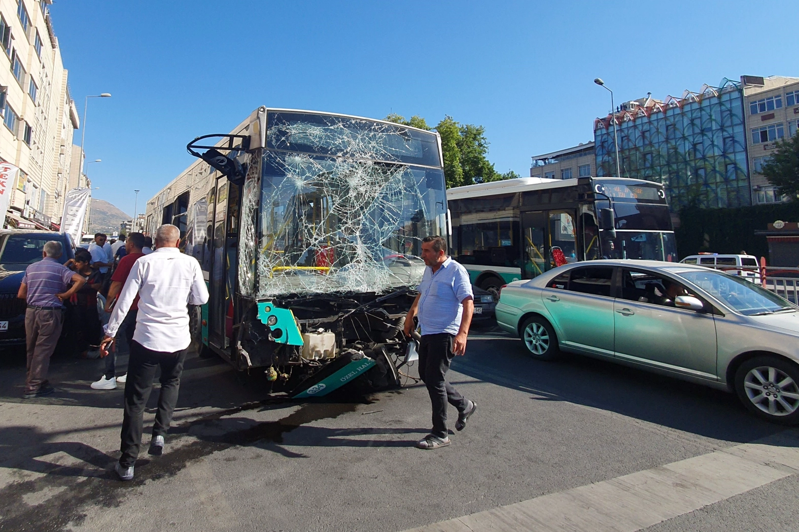 Kayseri'de kaza: Freni patlayan halk otobüsü dehşet saçtı