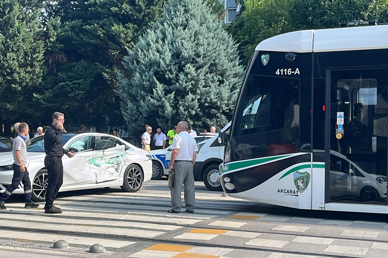 Kocaeli'de kaza: Tramvay otomobile çarptı