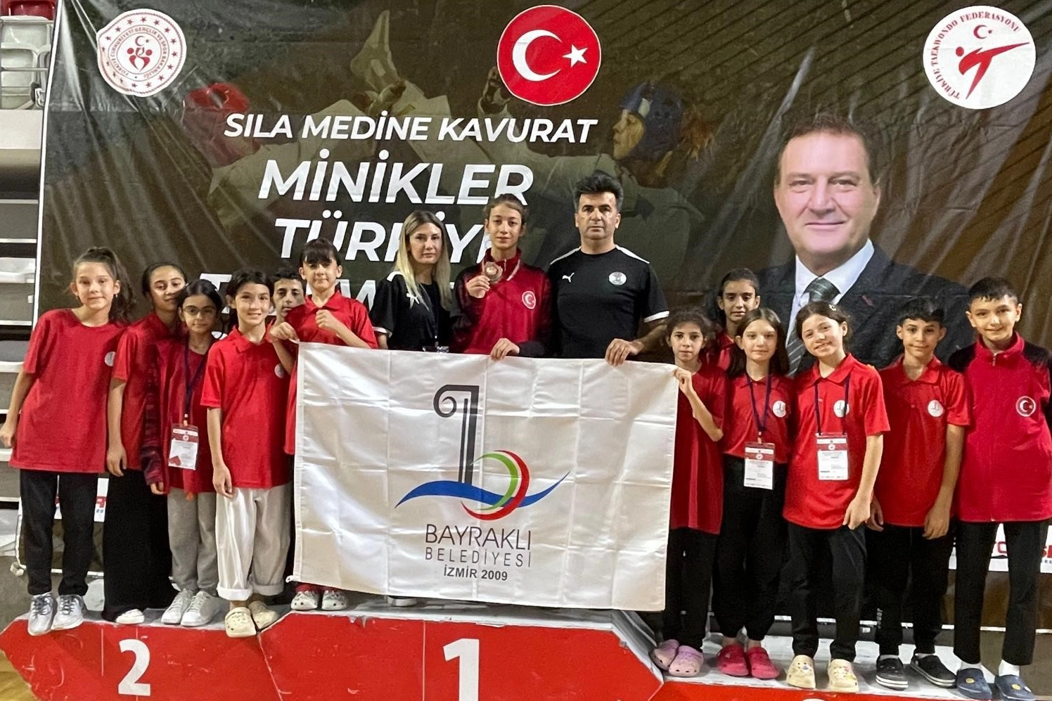 Bayraklılı sporcular Sivas'tan dereceyle döndü