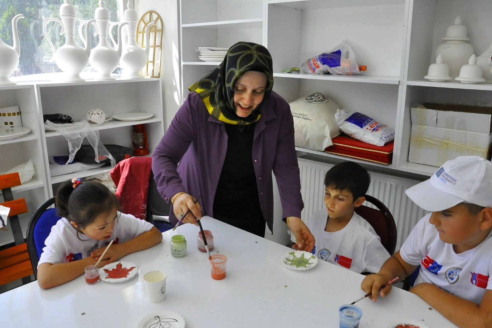 Engellerini çini işleyerek unuttular