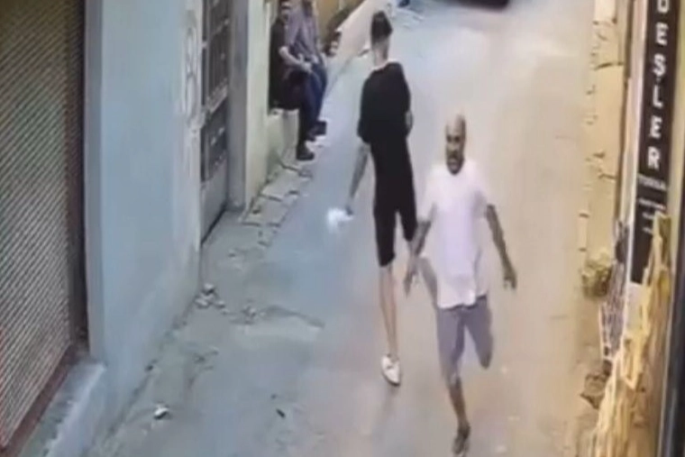 İzmir’de polisten kaçan adamı yoldaki adam çelmeyle yakalattı