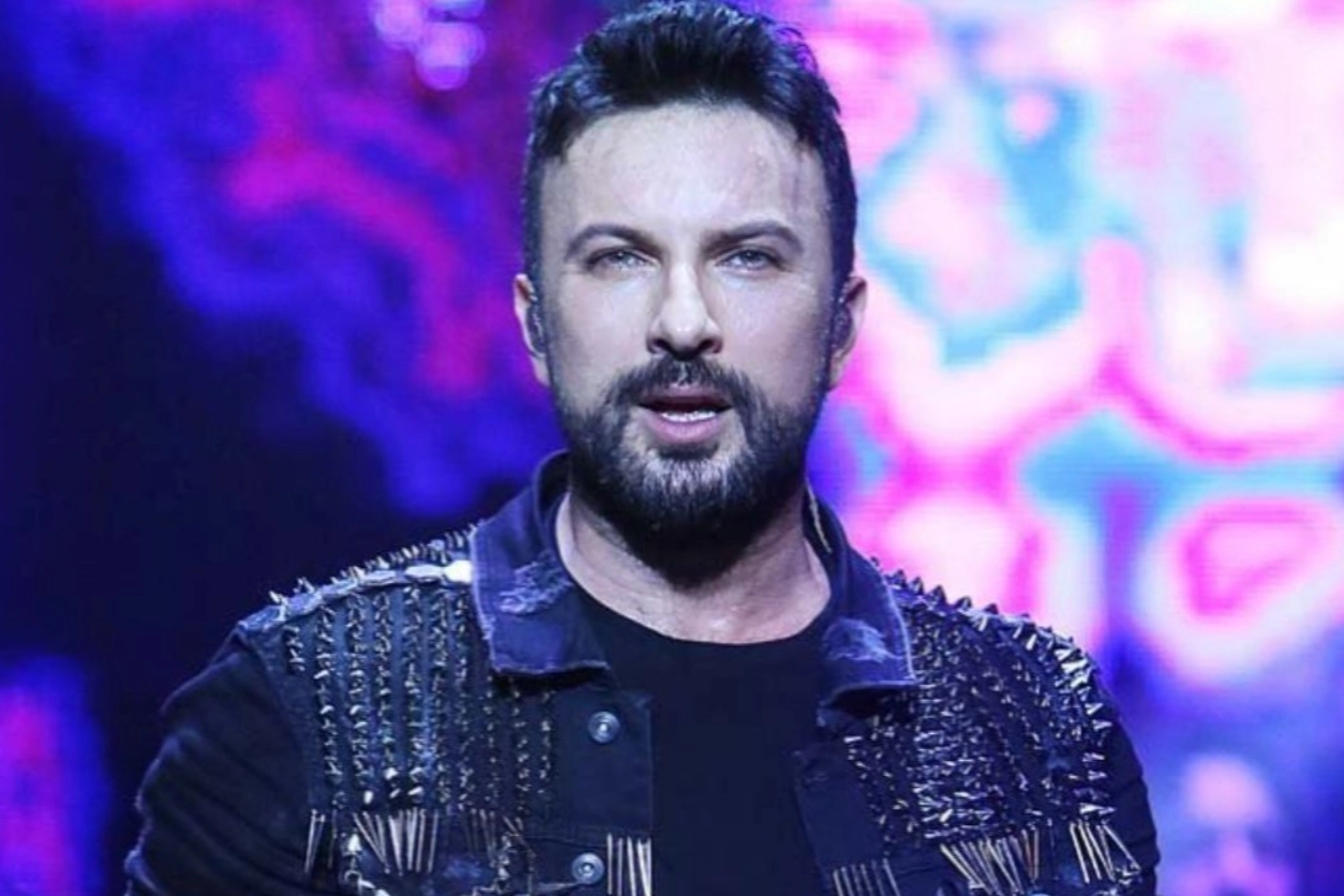 12 yıl sonra tekrar sahne alan Tarkan, ses sisteminin azizliğine uğradı: Kendi kendine şarkı söyledi