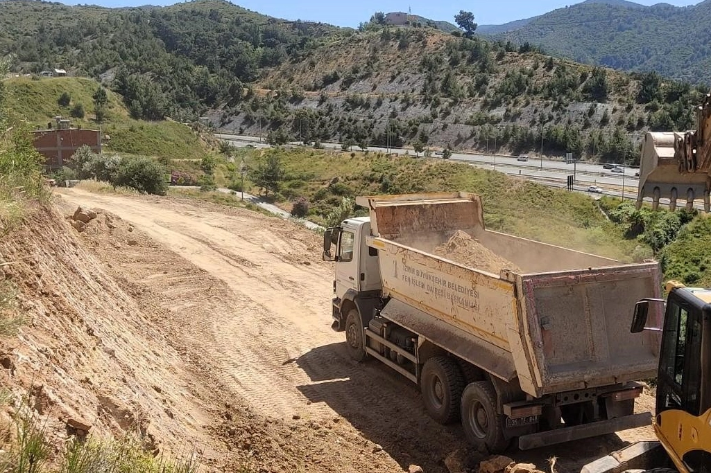 İzmir'de yeni açılan yollar trafiğe nefes oldu haberinin görseli