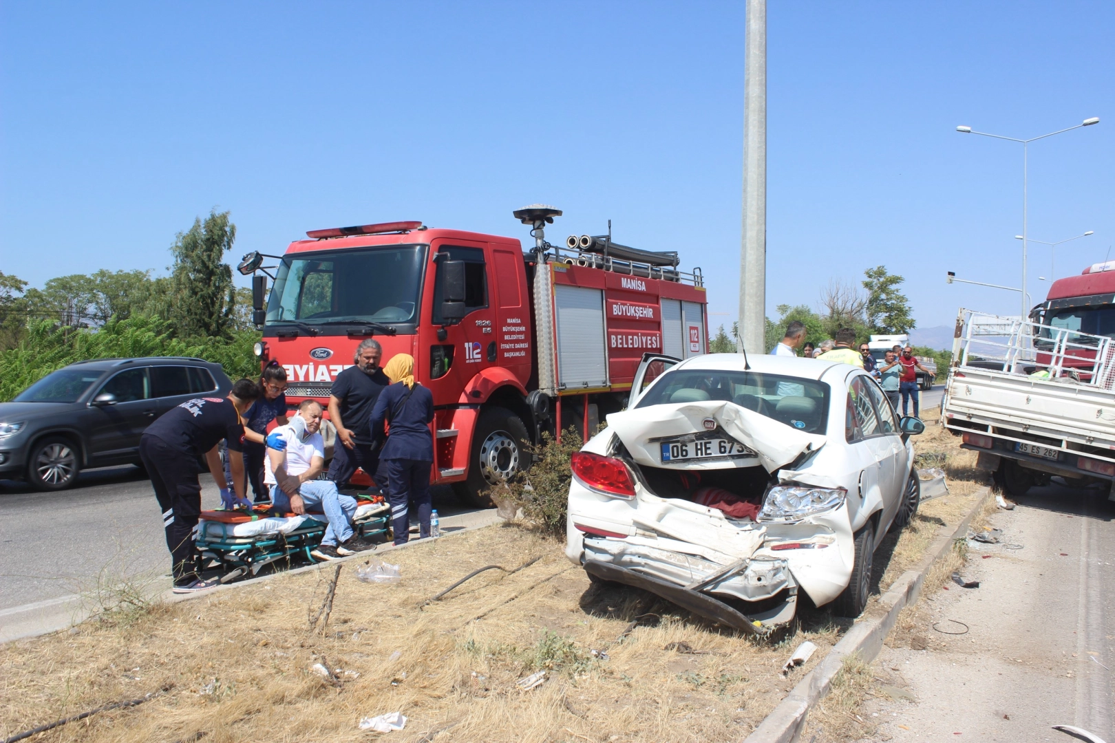 Manisa’da zincirleme kaza: İki otomobil, tır ve açık kasa kamyonet birbirine girdi