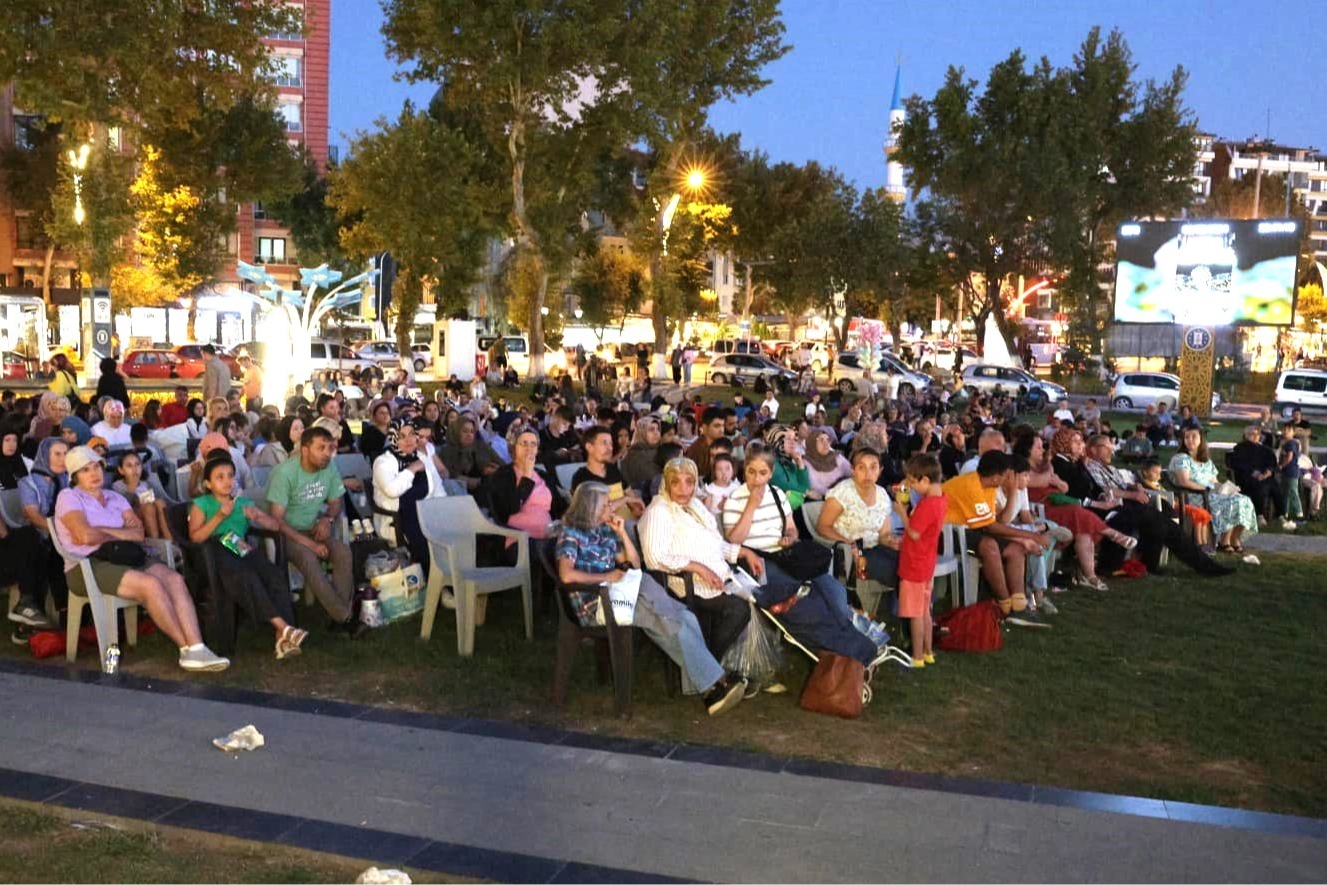 Kütahya'da sinema rüzgarı: Beyaz Melek açık hava sinemasında gösterimde