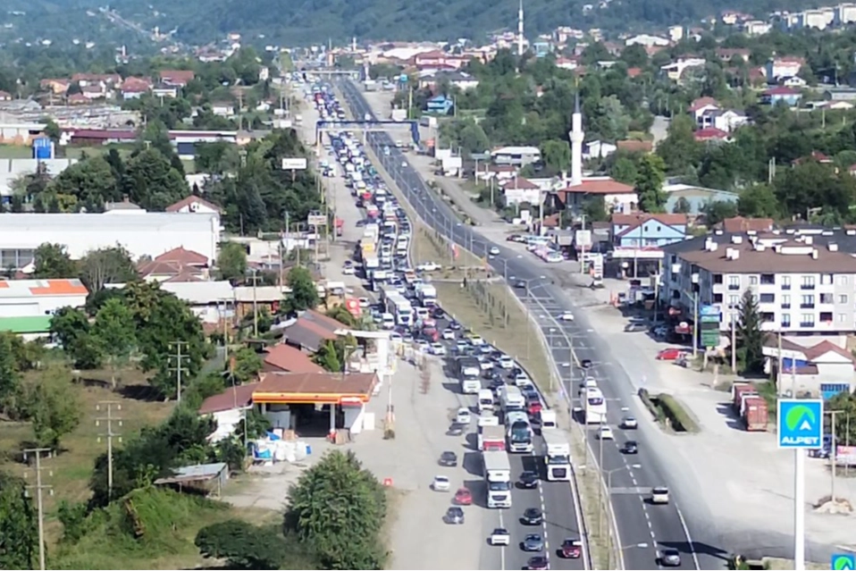 Otoyol kapandı... D-100’de kilometrelerce kuyruk oluştu