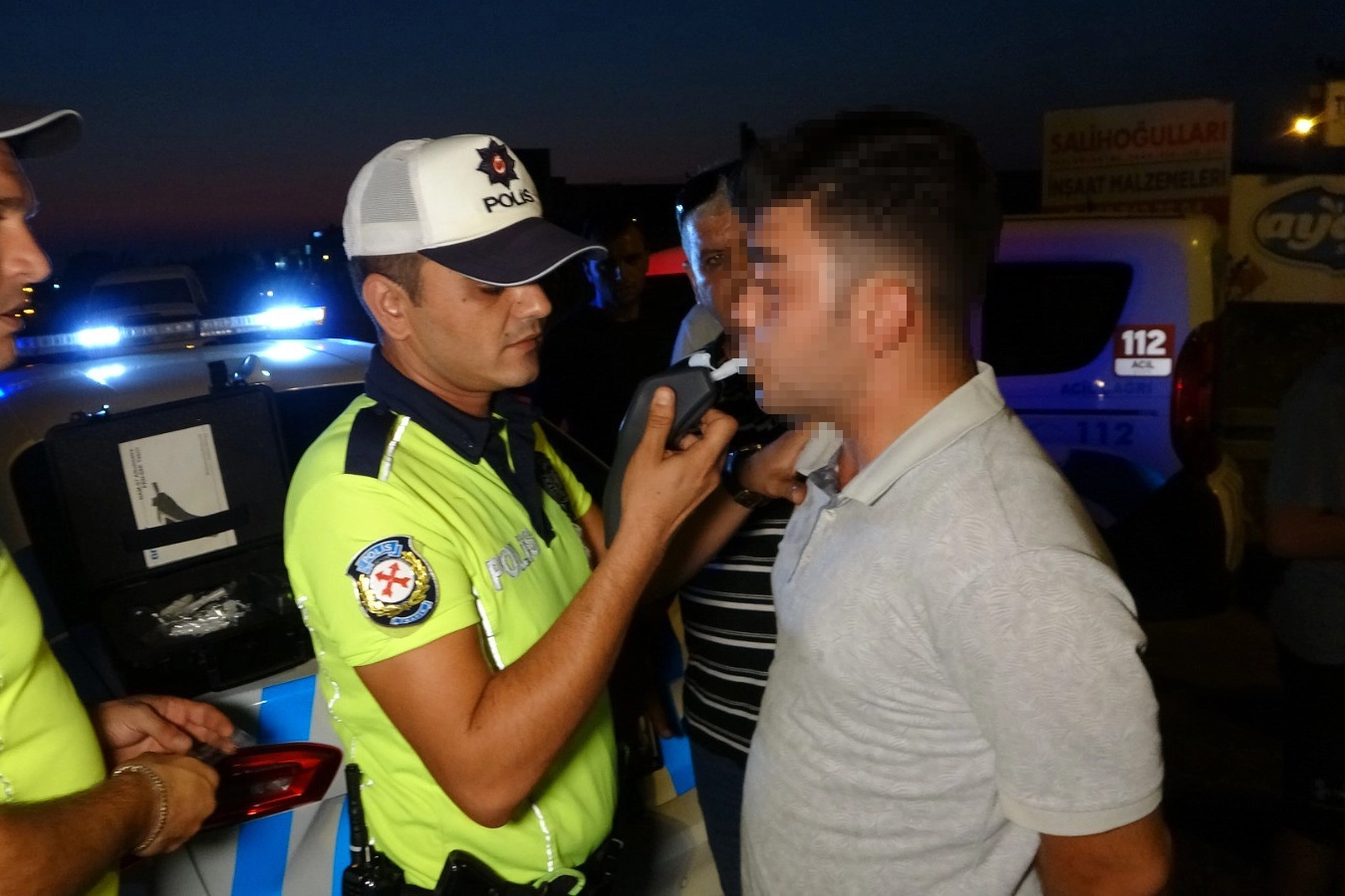 Polisin alkollü sürücü ile imtihanı: Su içti, kusmaya çalıştı, üfler gibi yaptı ama kurtulamadı haberinin görseli